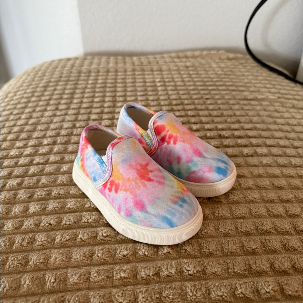 Tahiti size 6 girls tie-dye sandals. Pink, yellow, blue, purple, teal.